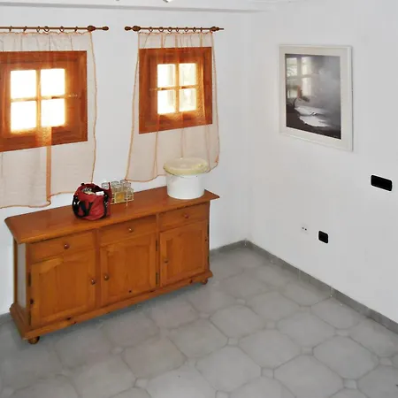 Spacious In With Shared Pool Lägenhet